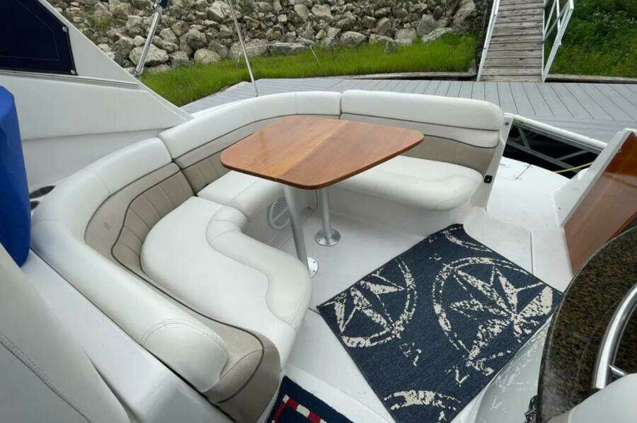 CROWN N AROUND 31ft Four Winns Yacht For Sale