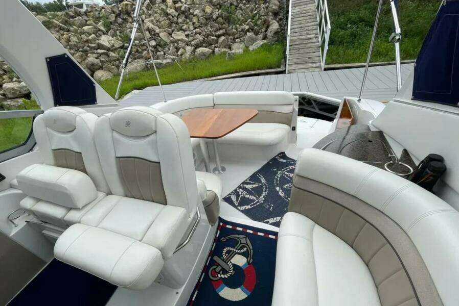 CROWN N AROUND 31ft Four Winns Yacht For Sale