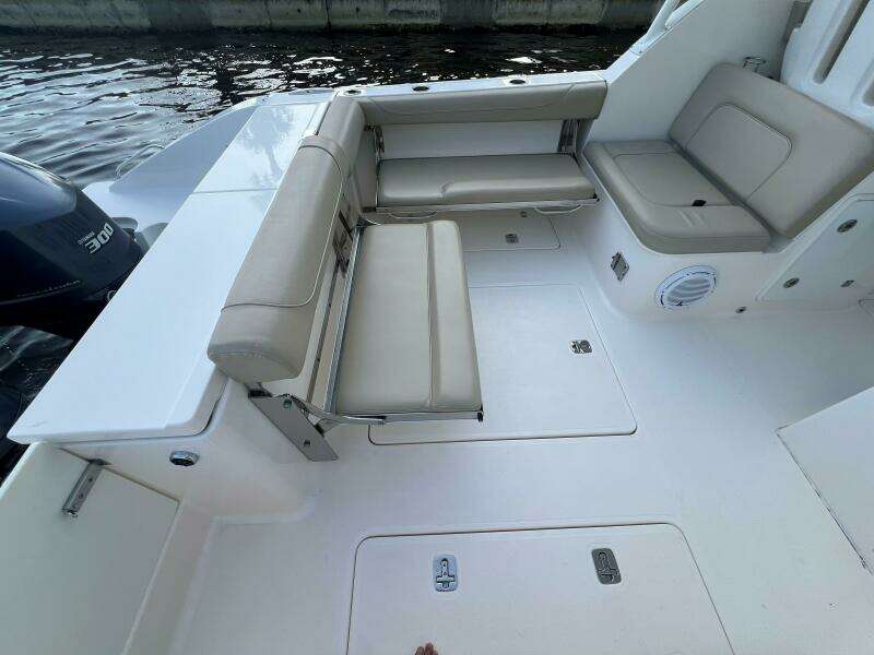 Pursuit 32 DC - Seating