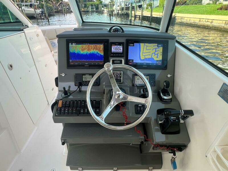 Pursuit 32 DC - Helm