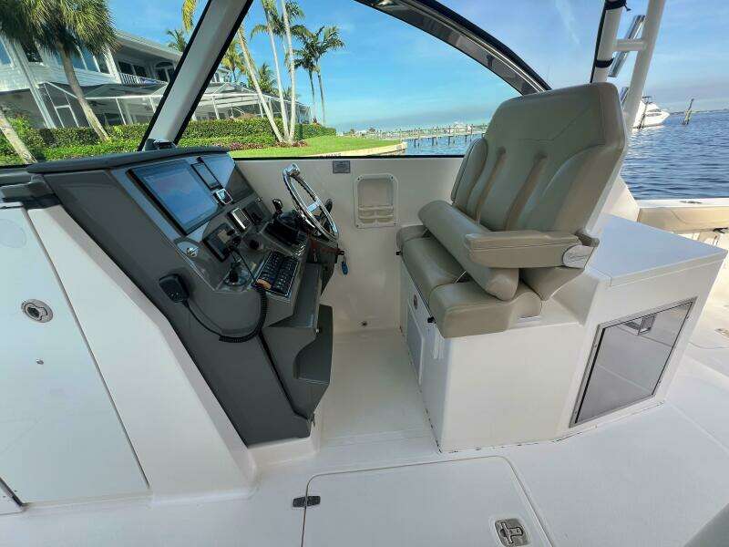 Pursuit 32 DC - Helm