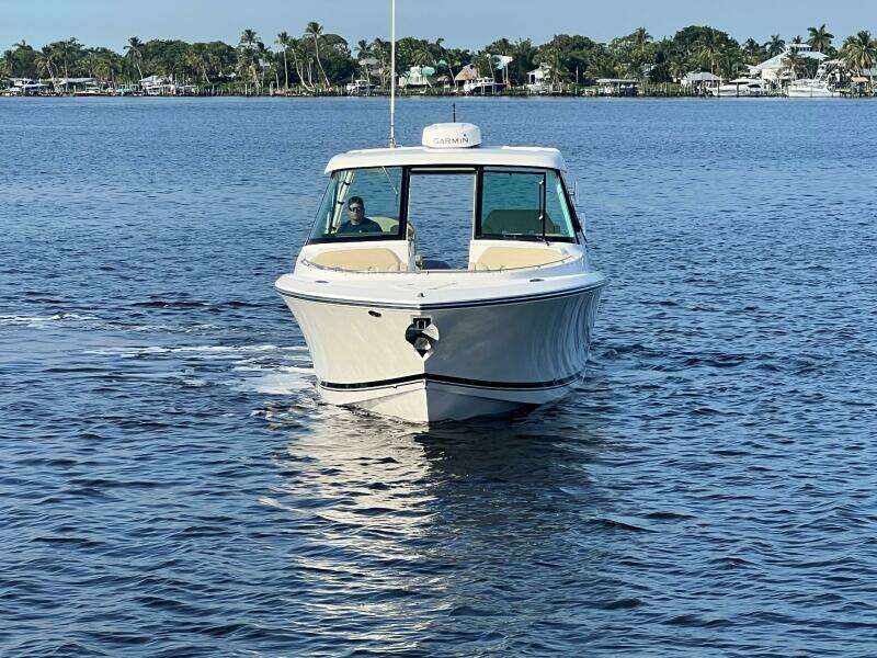 Pursuit 32 DC - Bow