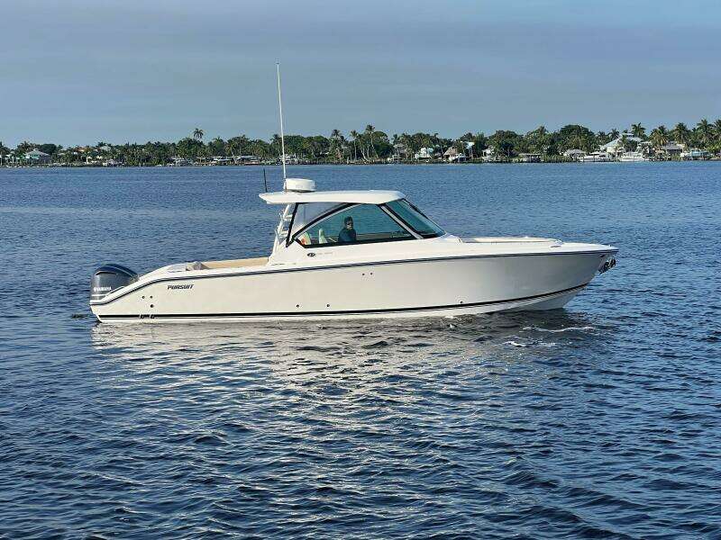 Pursuit 32 DC - Profile