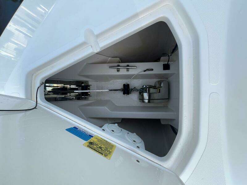 Pursuit 32 DC - Locker