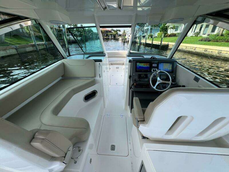 Pursuit 32 DC - Helm