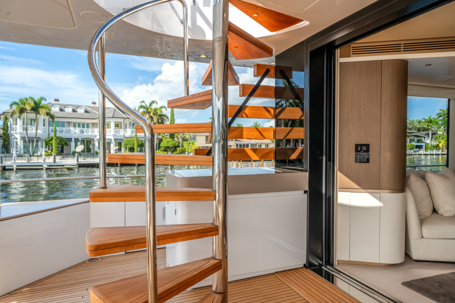 84ft Azimut Yacht For Sale