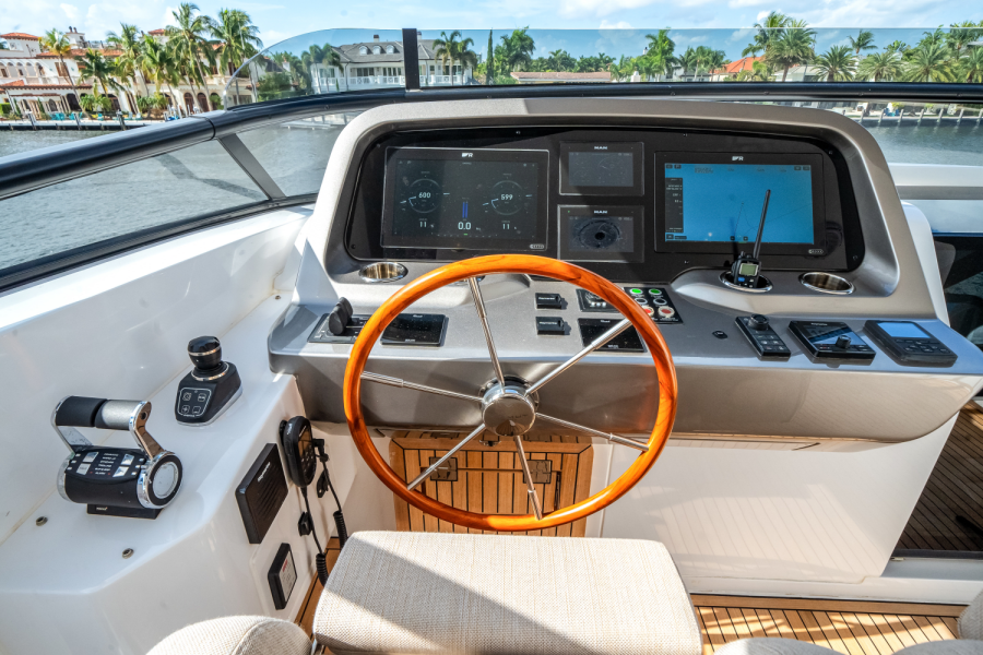 84ft Azimut Yacht For Sale
