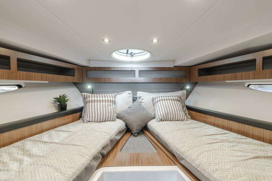 JESSIE S GIRL 35ft Four Winns Yacht For Sale