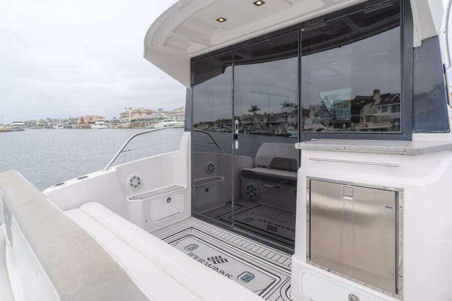 JESSIE S GIRL 35ft Four Winns Yacht For Sale