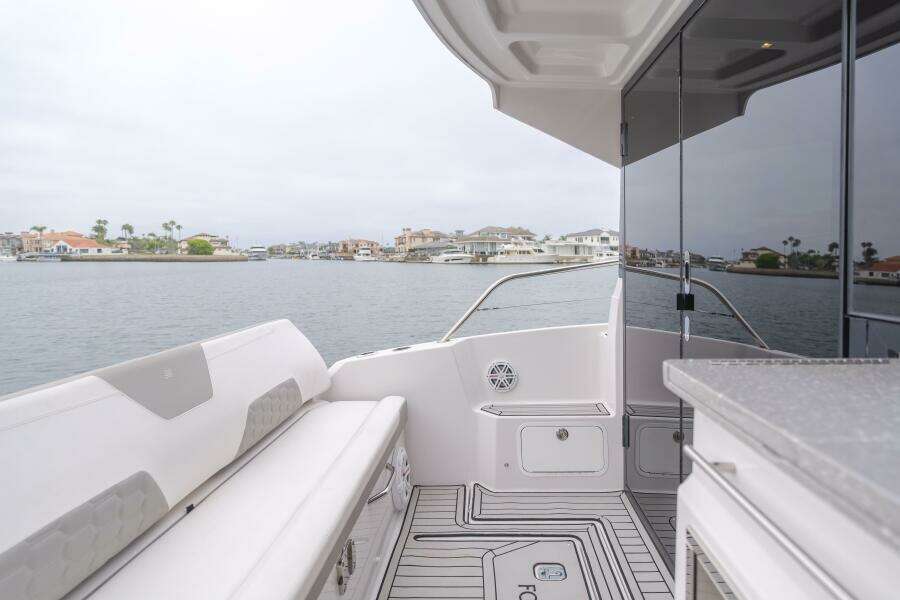 JESSIE S GIRL 35ft Four Winns Yacht For Sale