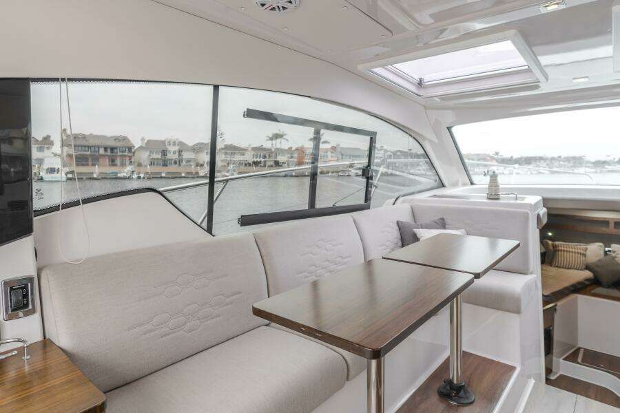 JESSIE S GIRL 35ft Four Winns Yacht For Sale