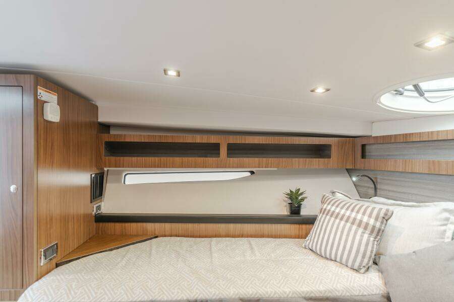 JESSIE S GIRL 35ft Four Winns Yacht For Sale