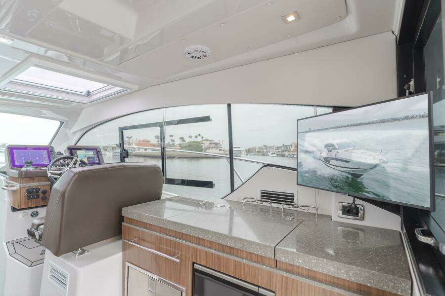 JESSIE S GIRL 35ft Four Winns Yacht For Sale