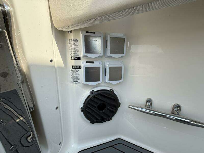 32ft Boston Whaler Yacht For Sale