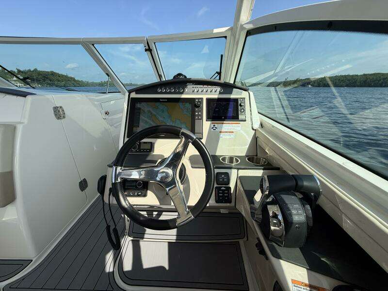 32ft Boston Whaler Yacht For Sale