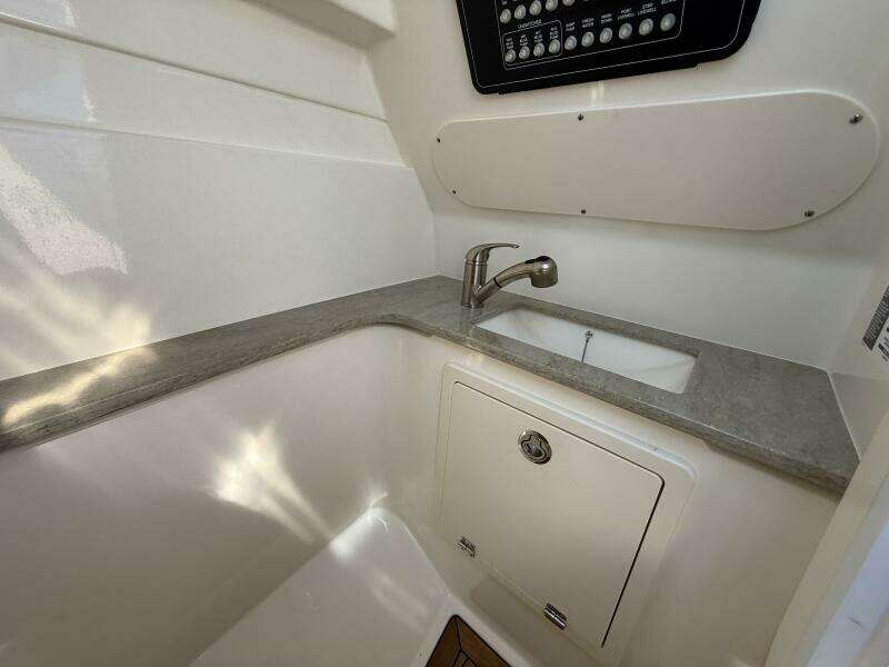 32ft Boston Whaler Yacht For Sale