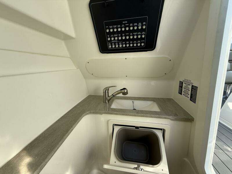32ft Boston Whaler Yacht For Sale