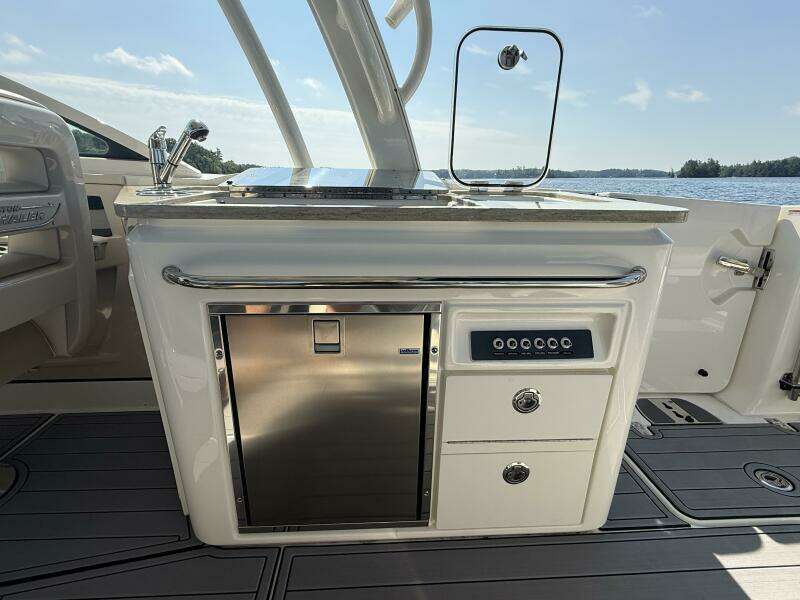 32ft Boston Whaler Yacht For Sale