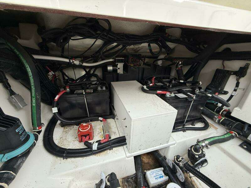 32ft Boston Whaler Yacht For Sale