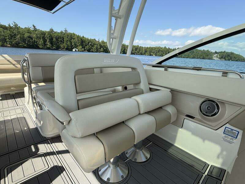 32ft Boston Whaler Yacht For Sale