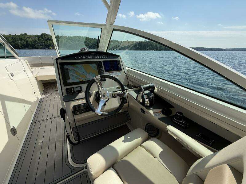 32ft Boston Whaler Yacht For Sale