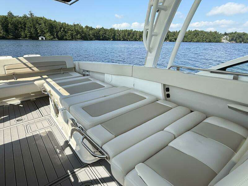 32ft Boston Whaler Yacht For Sale