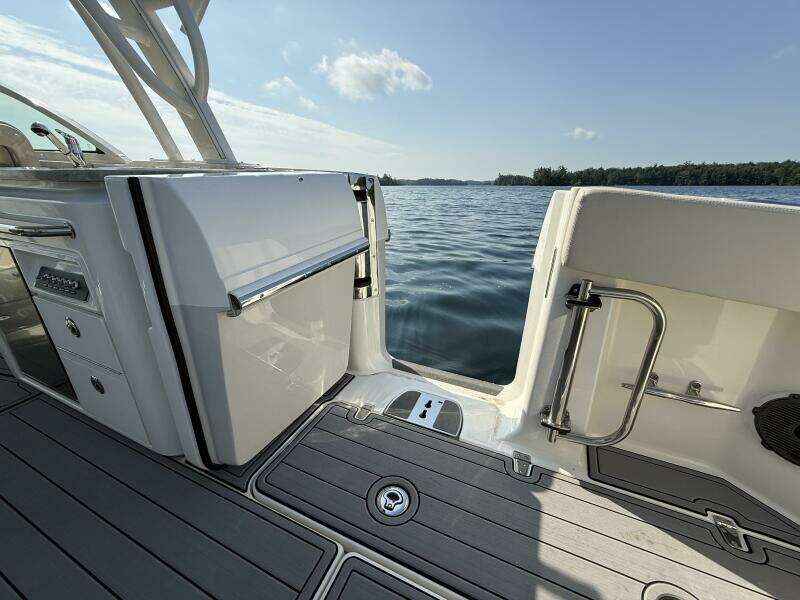 32ft Boston Whaler Yacht For Sale