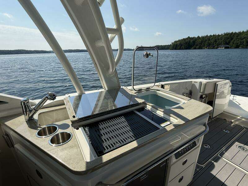 32ft Boston Whaler Yacht For Sale