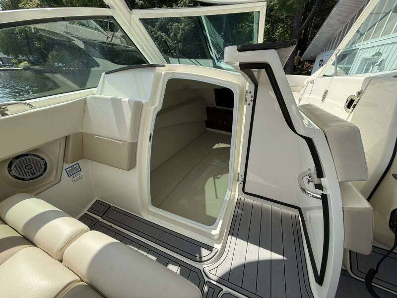 32ft Boston Whaler Yacht For Sale