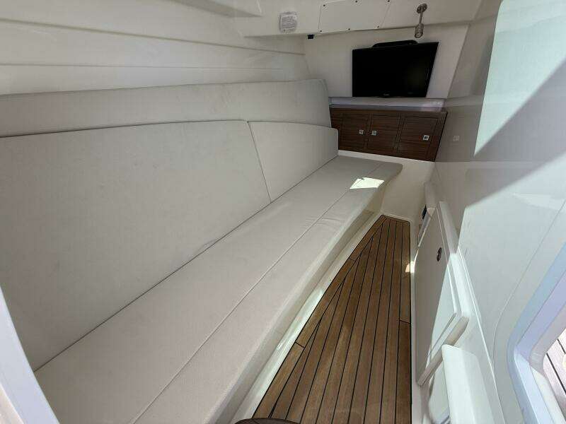 32ft Boston Whaler Yacht For Sale
