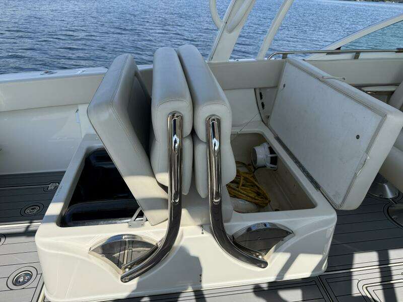 32ft Boston Whaler Yacht For Sale