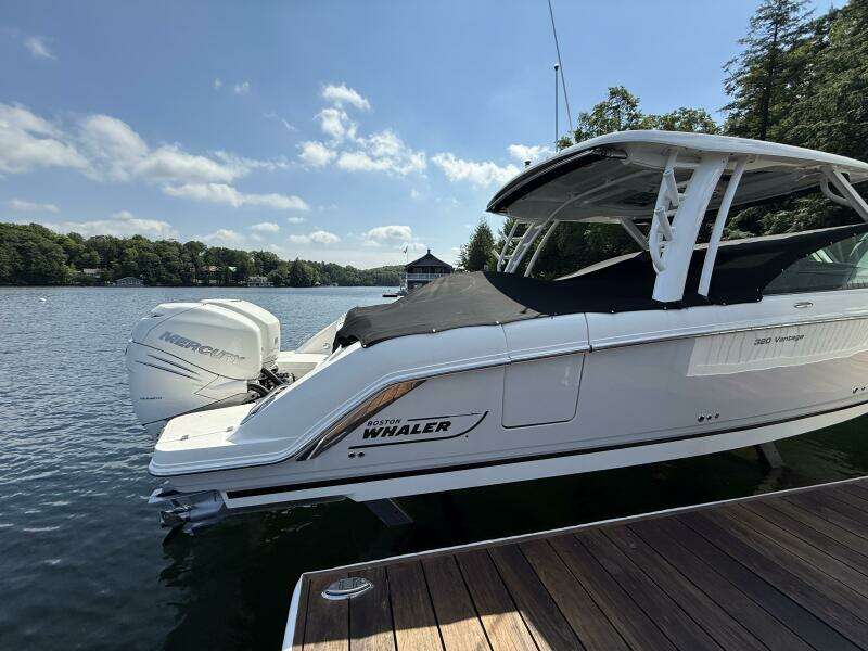 32ft Boston Whaler Yacht For Sale