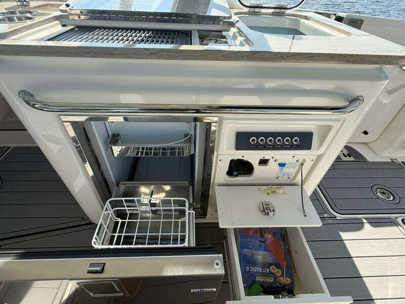 32ft Boston Whaler Yacht For Sale