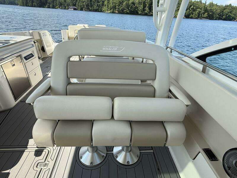 32ft Boston Whaler Yacht For Sale