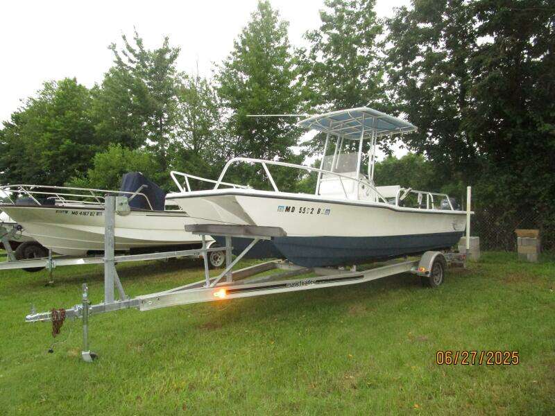 22' Twin Vee port forward profile