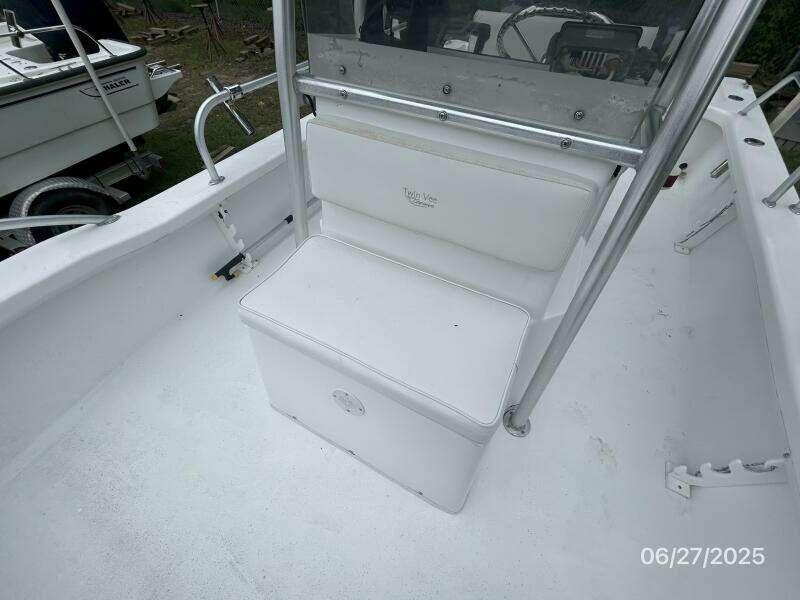 22' Twin Vee foredeck seating