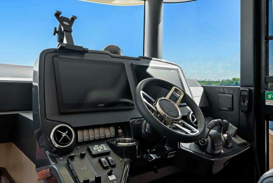 2025 Absolute Navetta 53 - Helm