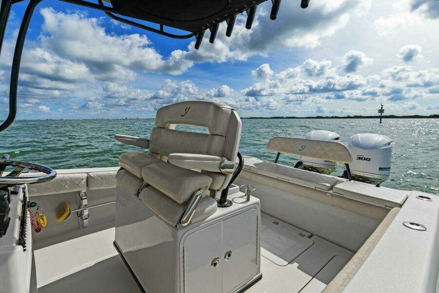 2017 Young Boats 27 - Helm Seating 