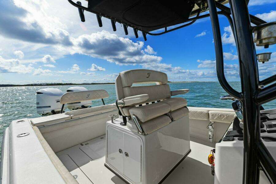 2017 Young Boats 27 - Helm Seating