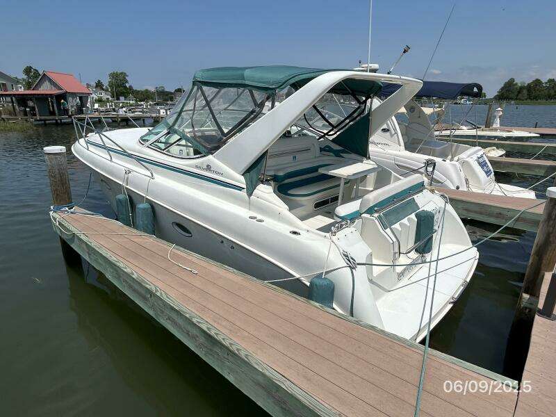 31' Silverton port aft profile