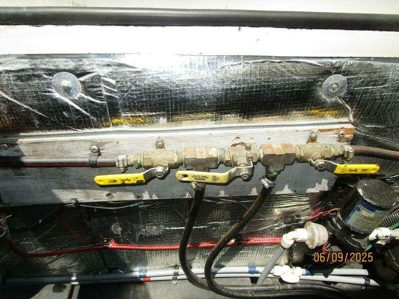 31' Silverton fuel manifold