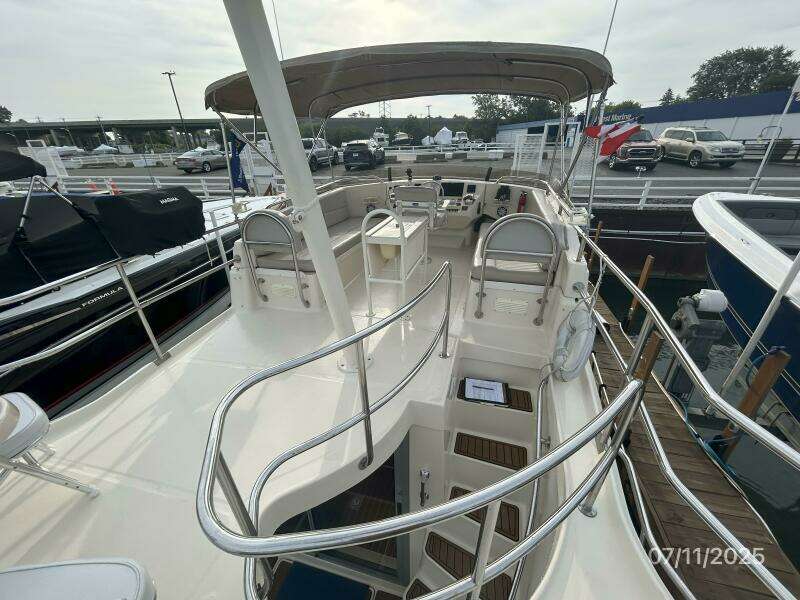 39' Mainship sundeck forward1