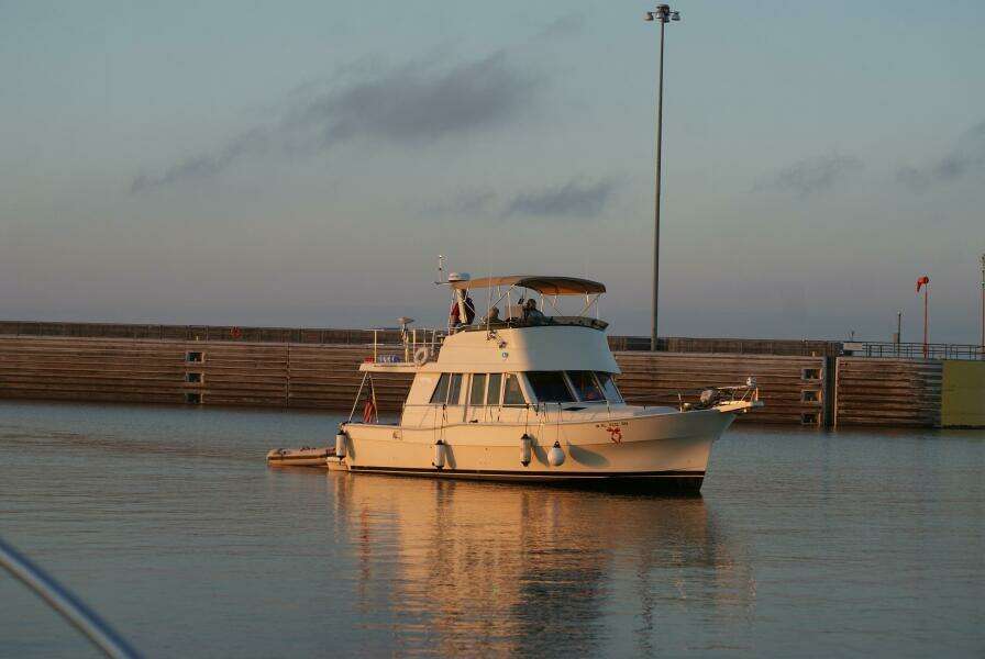 39' Mainship starboard forward profile