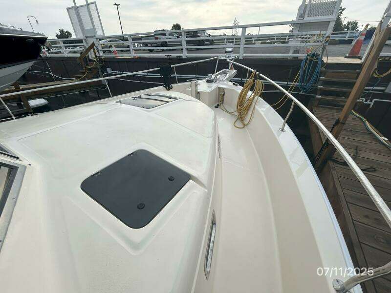 39' Mainship foredeck2