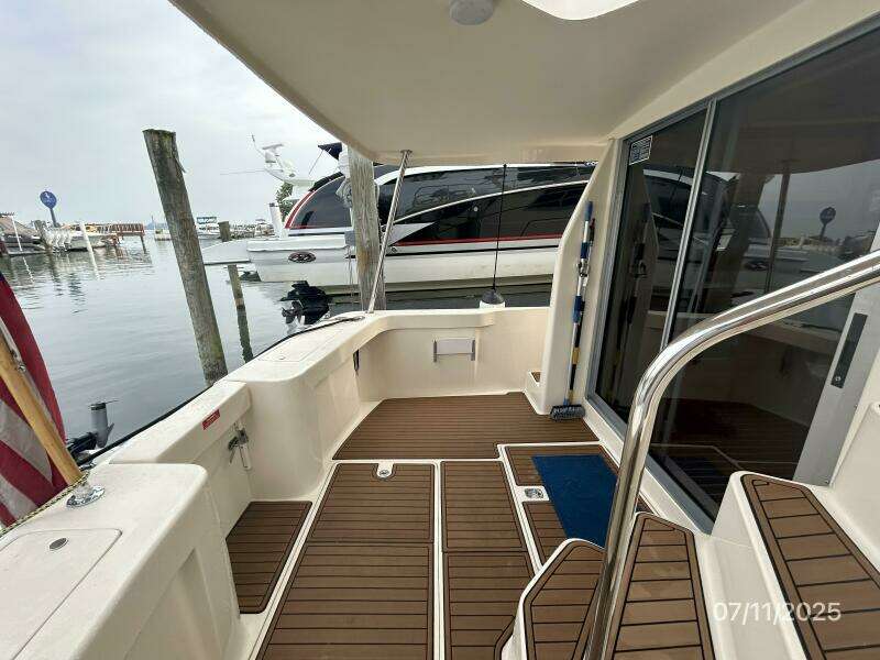 39' Mainship aftdeck port
