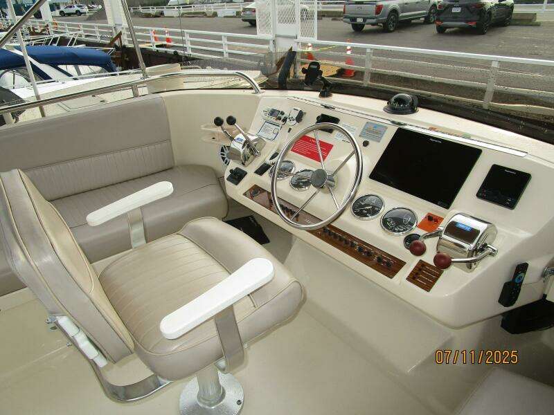 39' Mainship flybridge helm1