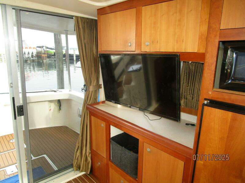 39' Mainship salon port aft2