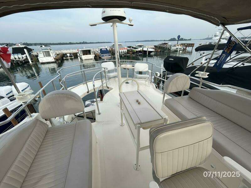 39' Mainship flybridge aft
