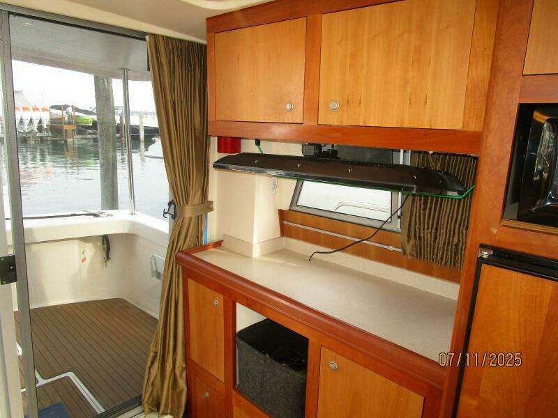 39' Mainship salon port aft1