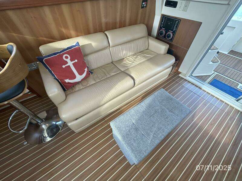 39' Mainship salon starboard seating
